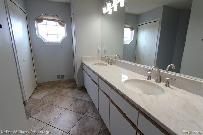 Building Photo - 41498 Cornell Dr