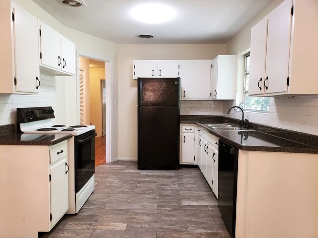 Building Photo - Charming 4 bedroom home for rent close to hospitals with wood floors. Available early August 2026...