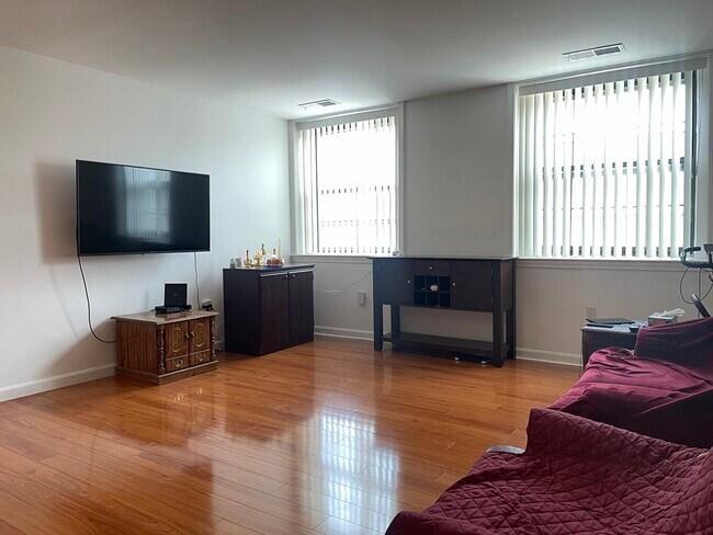 Building Photo - 10 Weston Ave