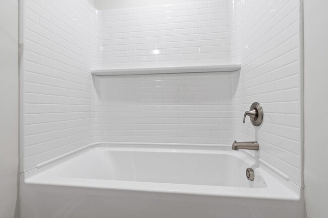 Building Photo - Stunning 3-Bedroom Residence in Oak Manor,...