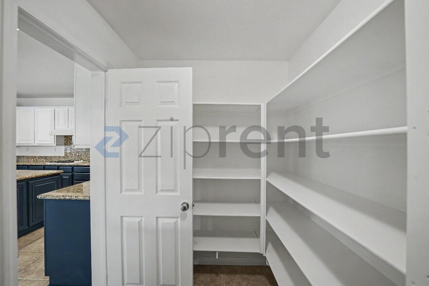 Building Photo - Unit
