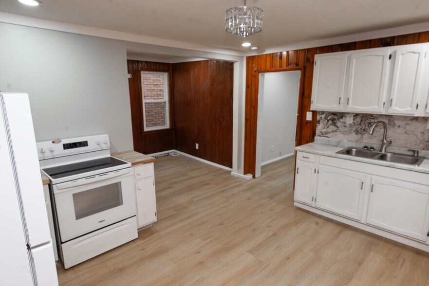 Lower Unit Kitchen - 1600 E 49th St