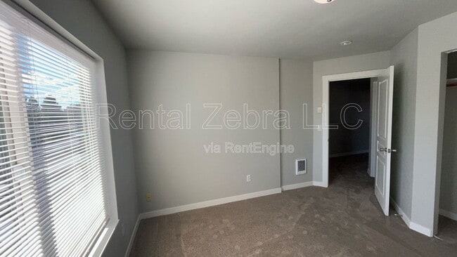 Building Photo - 855 NE Larch Ave