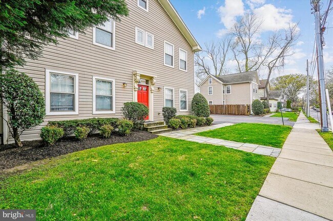 Primary Photo - 409 E Raymond Ave