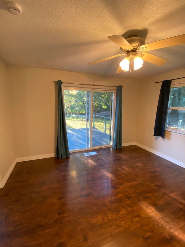 Building Photo - Custom Home With Shop!