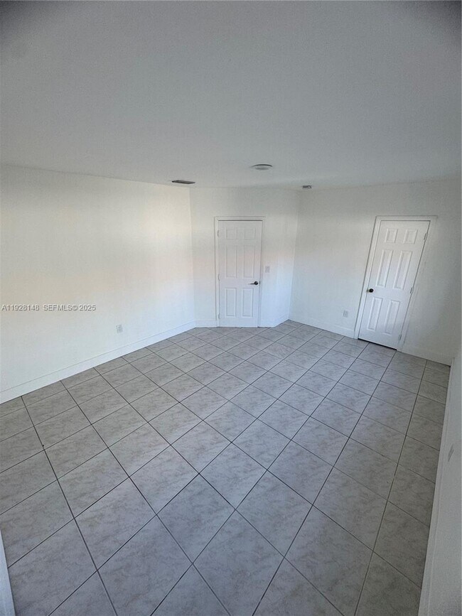 Building Photo - 3021 SW 2nd Ave