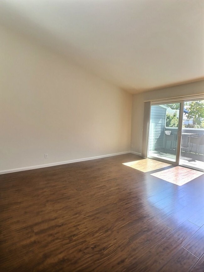 Building Photo - Updated 2 Bedroom /2 Bath Condo in New Hor...