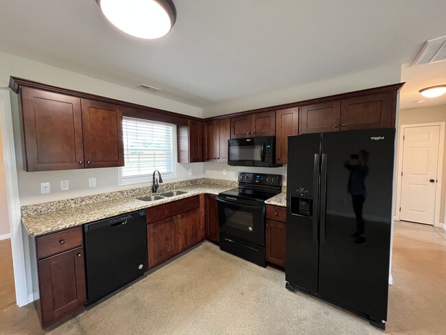 Building Photo - Available on March 25th, 2025. 2 bed 1 bat...