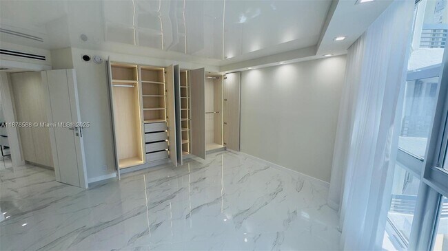 Building Photo - 3500 Mystic Pointe Dr
