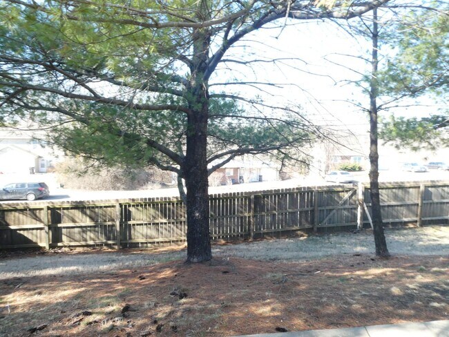Building Photo - 3 Bed, 2 Bath Home; off Creasy Springs Rd