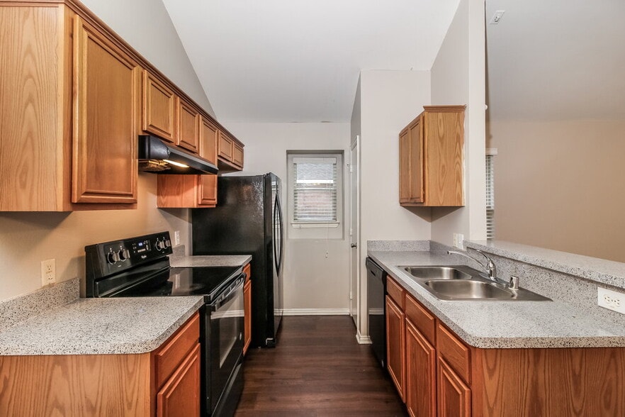 Building Photo - 4901 Fox Ridge Ln