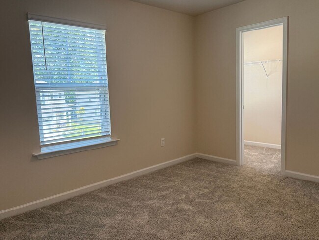 Building Photo - AMAZING LOCATION, Fantastic 3 Bed Home, In...