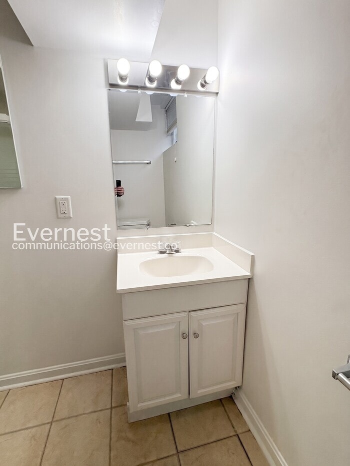 Building Photo - 5427 Varnum St