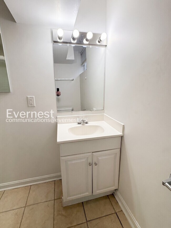 Building Photo - 4-Bed/2-Bath Home with Fenced Yard/ Available Soon!