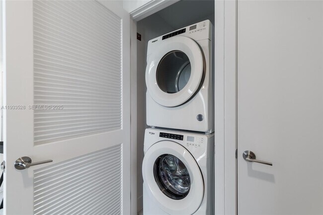 Building Photo - 601 NE 1st Ave