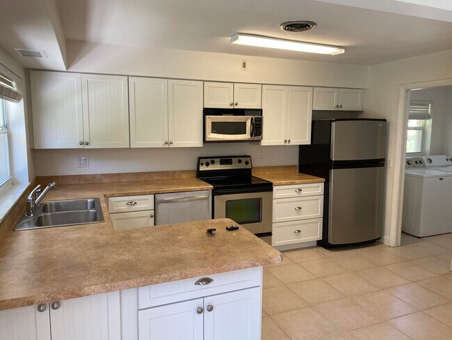 Building Photo - 956 Tulip Ln