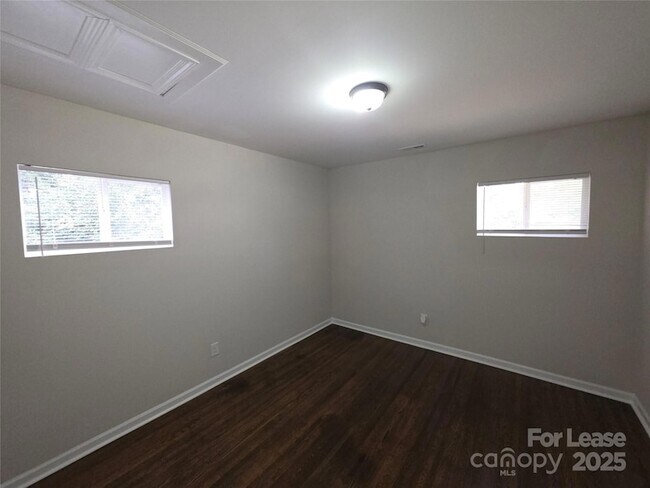 Building Photo - 3136 Creighton Dr