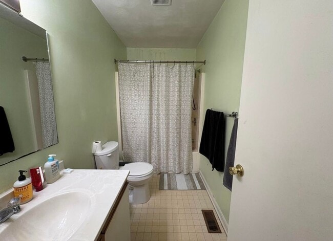 Building Photo - Spacious Townhouse in Blacksburg, VA.