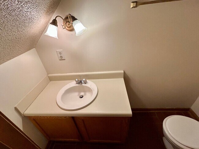 Building Photo - Conveniently Located Townhouse!