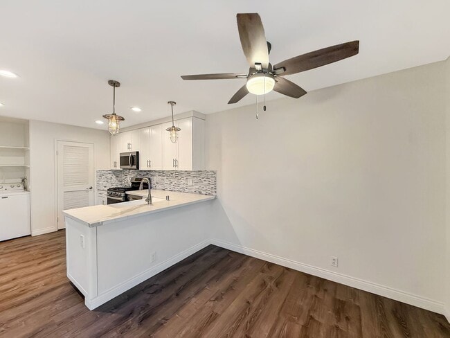 Building Photo - Spacious 3BR/2BA with Private Yard in Para...