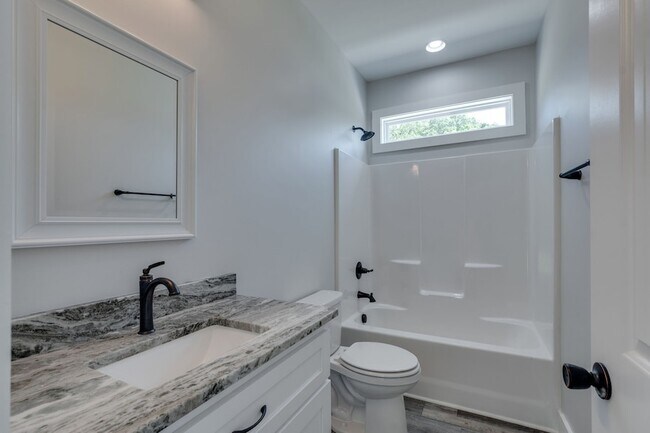 Building Photo - 37 Lakeview Dr