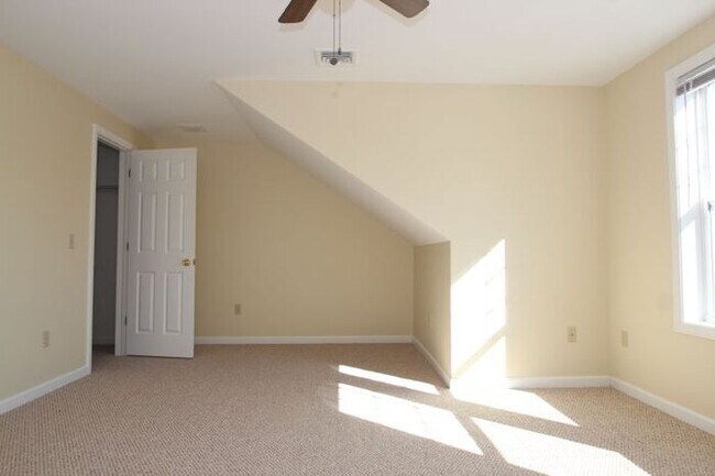 Building Photo - 204 River View Ln