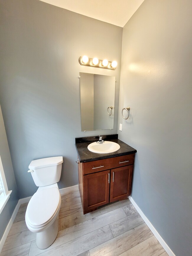 Building Photo - 729 Bates St SE