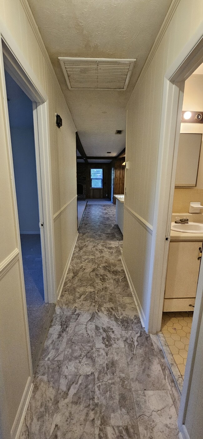 Building Photo - 306 Mustang Dr