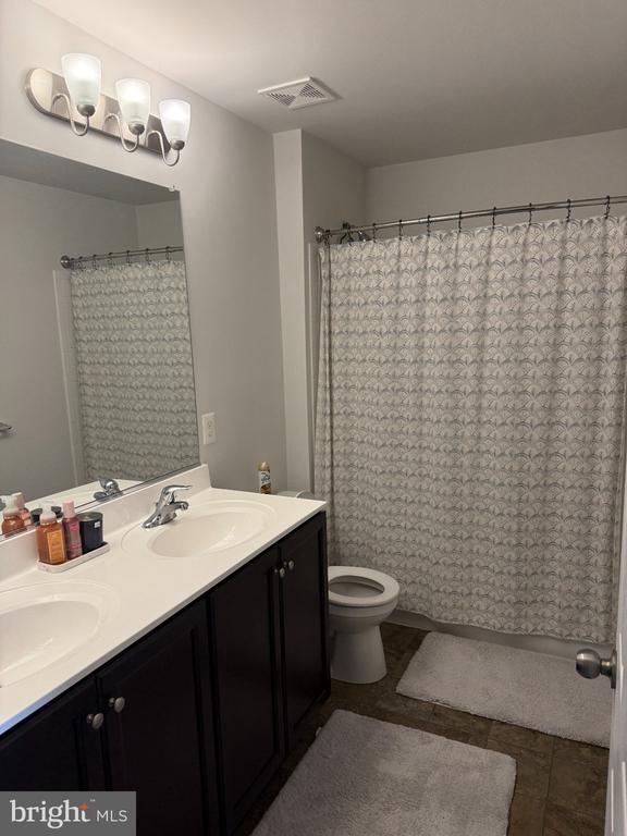Building Photo - 2773 Town View Cir