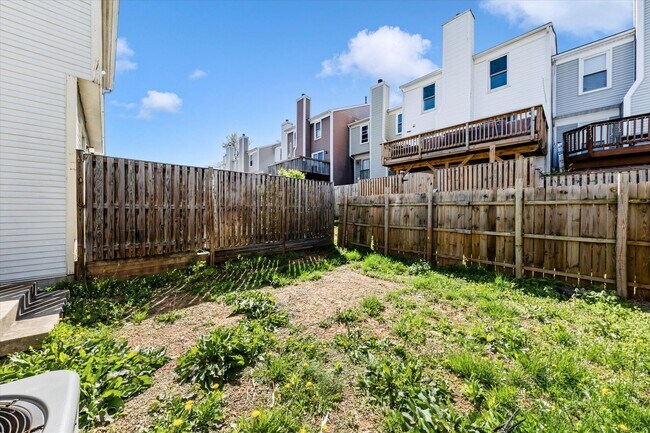 Building Photo - Churchill Town Rental