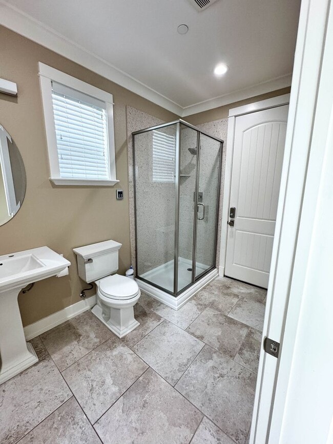 Building Photo - Charming 2 Bed/2 Bath Home