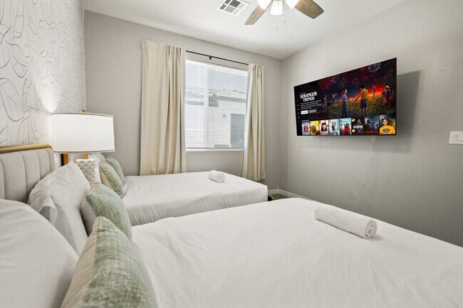 Building Photo - 6612 W Paradise Ln