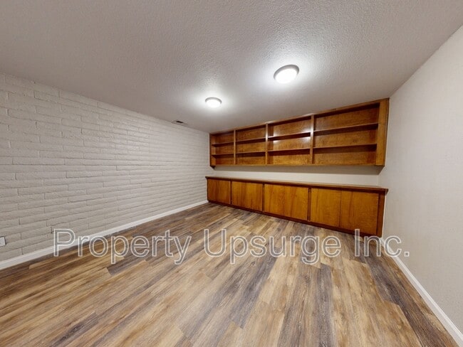 Building Photo - 2051 Hilltop Dr