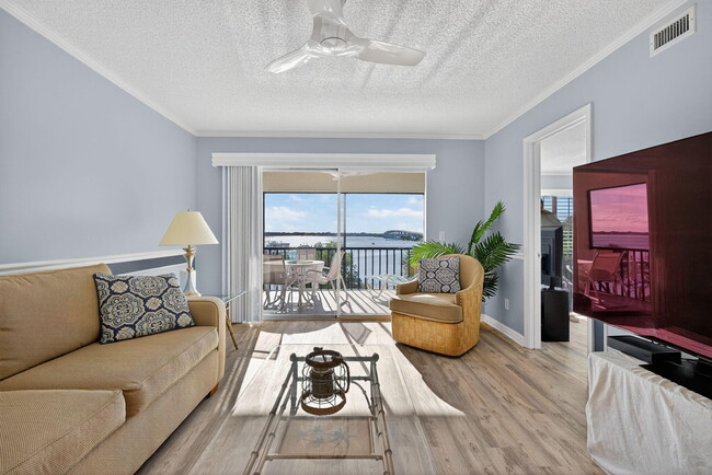 Building Photo - 390 NE Edgewater Dr