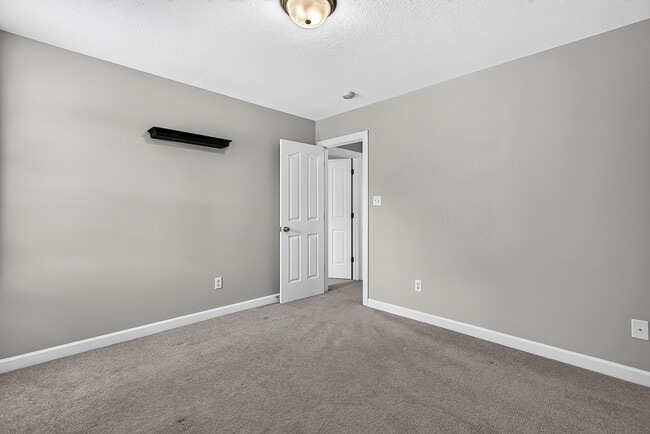 Building Photo - 217 Stagecoach Dr