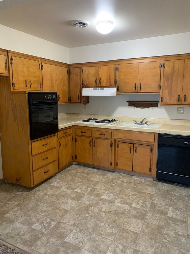 Building Photo - Cute 2 bedroom, 2 bath duplex available NOW!