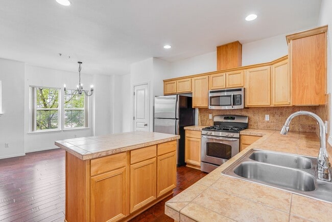 Building Photo - 3 bed, 3.5 bath townhouse in McKenzie Ridg...
