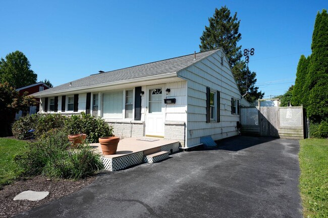 Building Photo - 645 N Mt Joy St