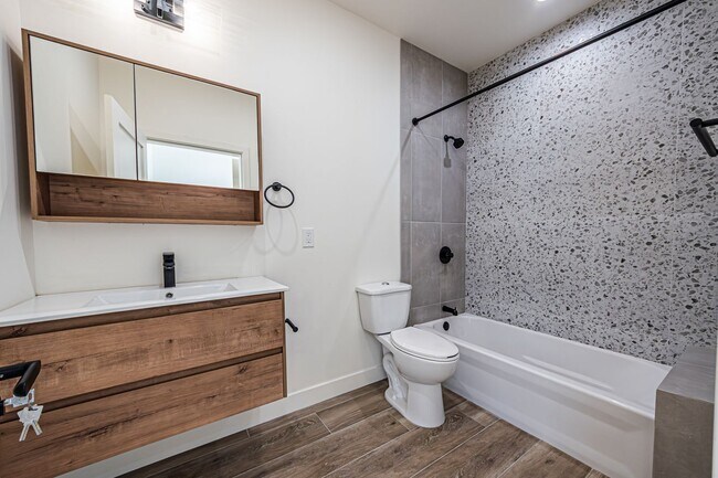 Building Photo - Modern 3-Bedroom in Prime Location | 1.5 M...