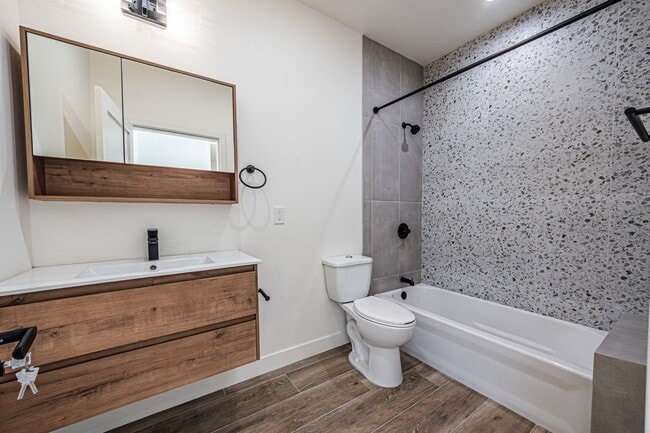 Building Photo - Modern 3-Bedroom in Prime Location | One M...