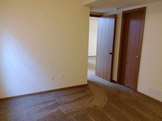 Building Photo - 406 E Liberty Ln