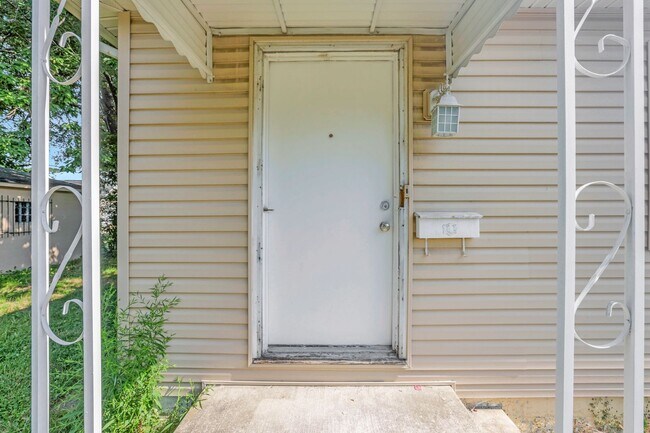 Building Photo - 307 S Wheatland Ave