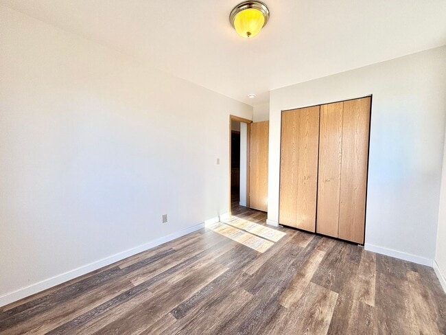 Building Photo - 4 Bedroom Townhome in Hawks Ridge