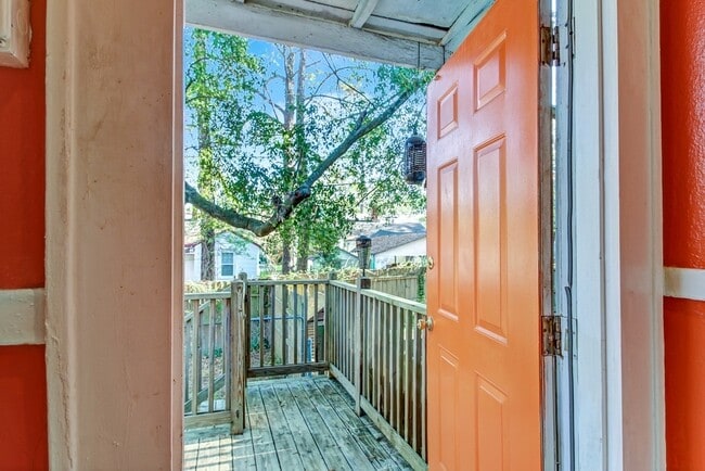 Building Photo - Beautiful Single Family house near downtow...