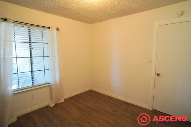 Building Photo - Remarkable Home Near Old River and White Ln!