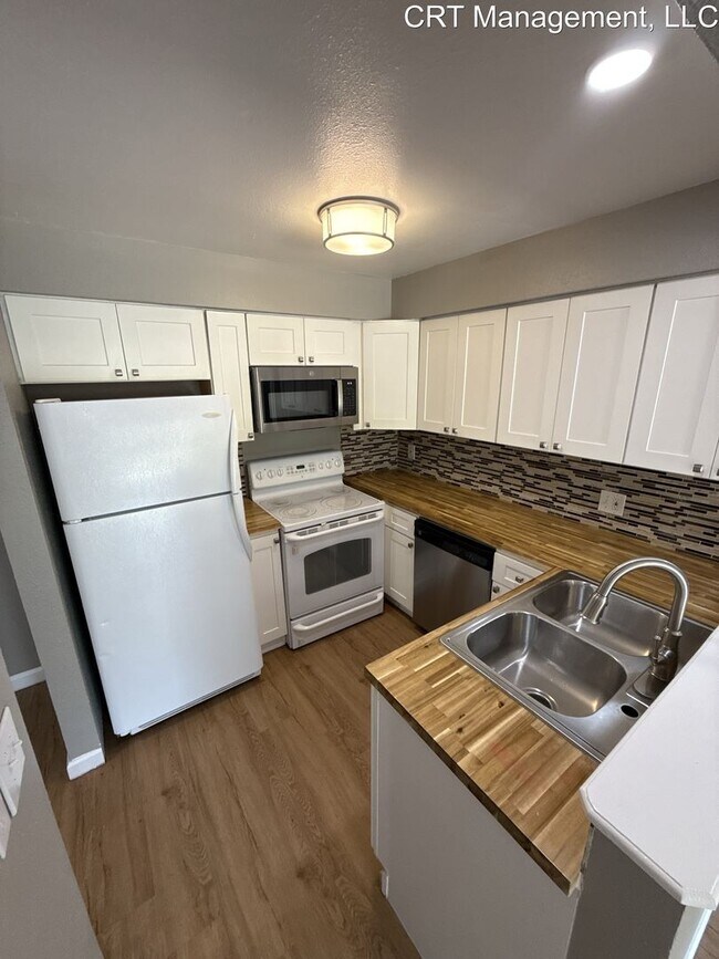 Building Photo - Updated 1 bedroom 1 bathroom first floor c...