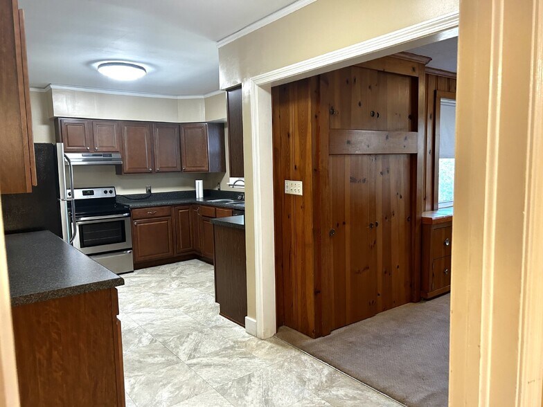 Kitchen 1 - 2919 Henry St