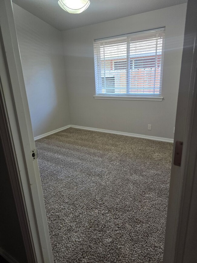 Building Photo - 3 bed 2 bath  Home for Rent in Grants Pass