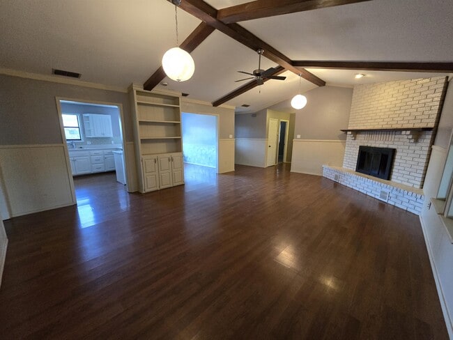 Building Photo - 608 E 17th Ln