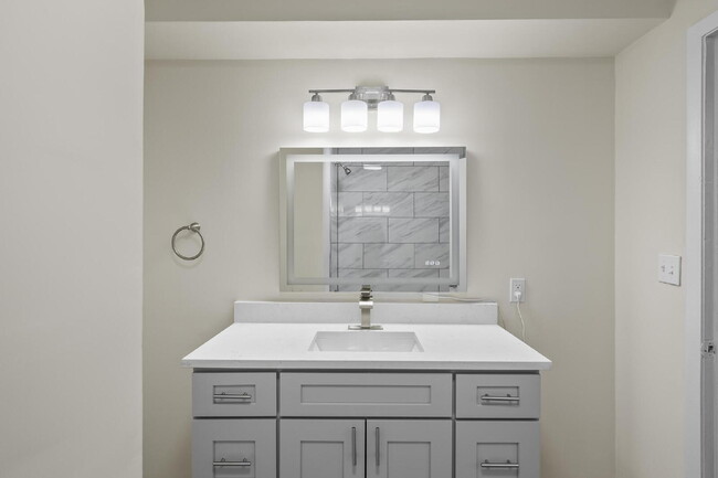 Building Photo - "Charming 2-Bed Townhouse with Modern Comf...